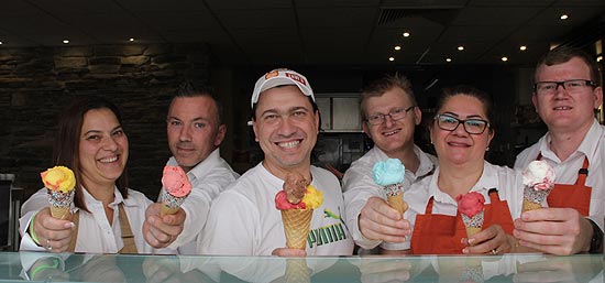 Riesen Eisauswahl in München-Großhadern im Eisacfe Galleria Ristorante Pizzeria (©Foto. Marikka-Laila Maisel)